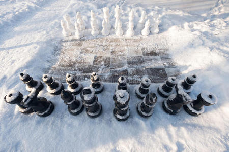 冬天的一天，国际象棋在户外很棒