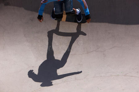 高的 阴影 滑板运动员 运动 开车 公园 闲暇 行动 街道