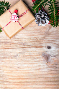 木制背景上的圣诞礼物，复制空间