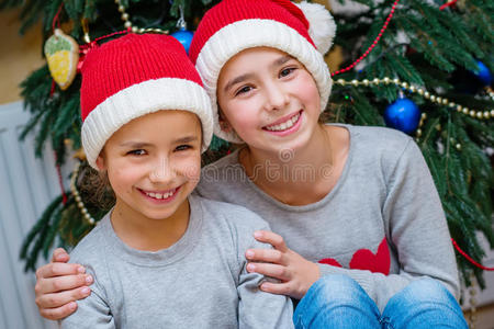 两个小女孩的圣诞肖像