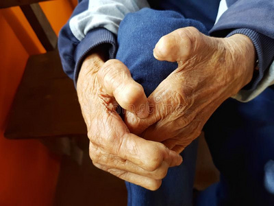 老人手特写图片
