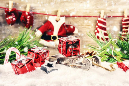圣诞假期设置圣诞老人衣服花环，红色礼物铺设在雪中
