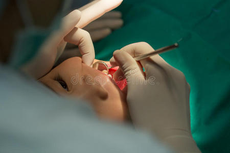 牙科治疗特写儿童病人口腔用医疗工具