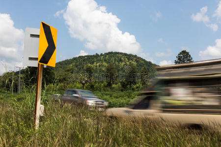 汽车通过路标弯道。