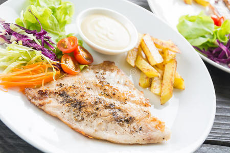 鱼排沙拉图片