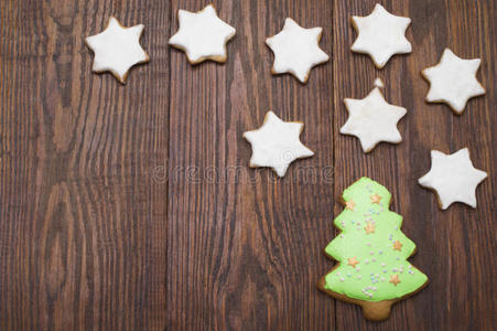 以星星和树的形式制作姜饼圣诞饼干