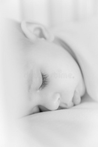 一个漂亮的熟睡婴儿的特写肖像
