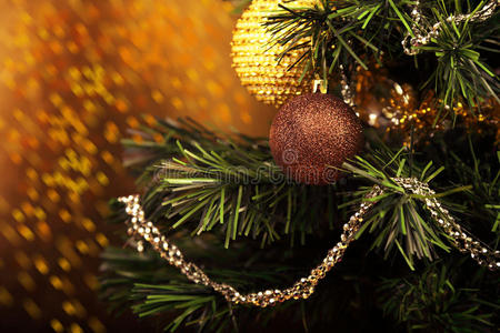 美丽的圣诞树，树枝上有球
