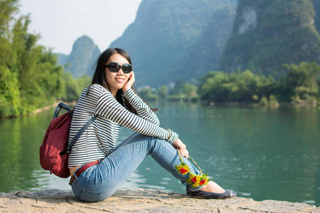 自然景区女孩坐在喀斯特自然风景区照片