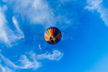 蓝天上五颜六色的热气球