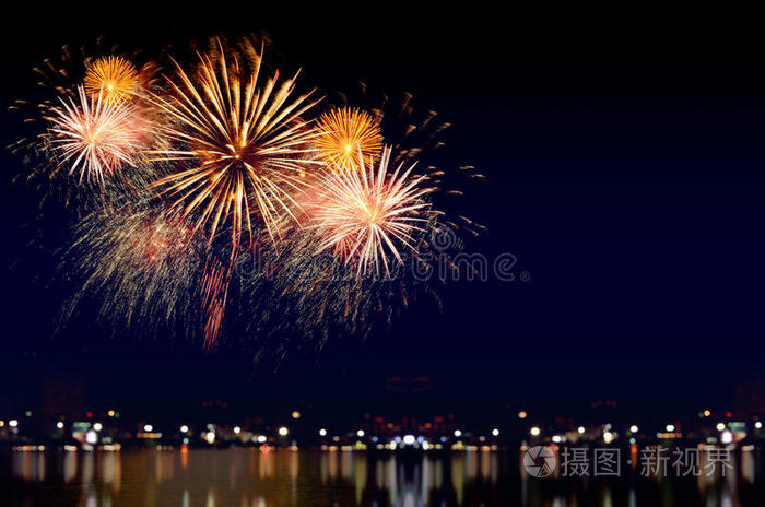 烟花庆祝和城市夜间灯光背景。