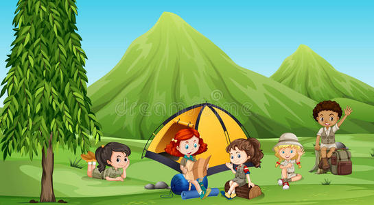 孩子们在树林里露营