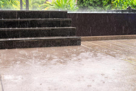 x28激流x29雨落在地板上，曼谷的雨季