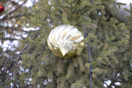 装饰新年树。 站在露天的圣诞树上的金属罐和玩具球和其他装饰品