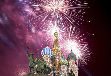 在护城河上，红色广场，莫斯科，俄罗斯，最神圣的西奥多教堂上空的烟火