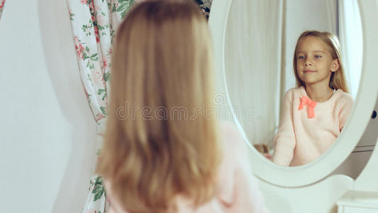 时髦的小女士梳头照镜子