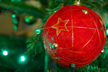 绿色圣诞树和红色老式球装饰的特写