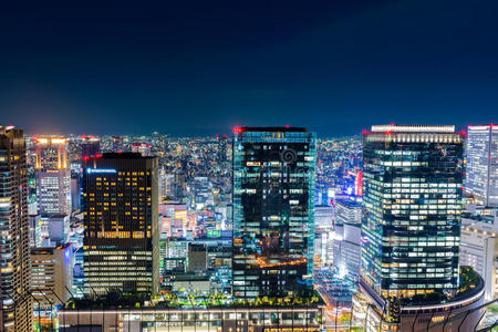 美丽的空中夜景大阪城市景观，日本。