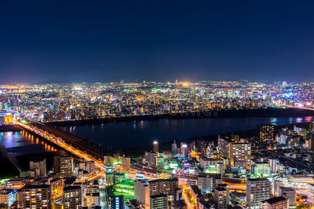 美丽的空中夜景大阪城市景观，日本。
