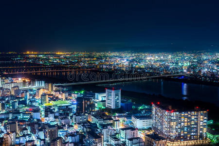 美丽的空中夜景大阪城市景观，日本。