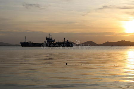 湖中的夕阳