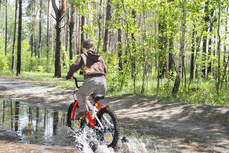 行动 童年 外部 骑自行车 冒险 娱乐 水坑 乐趣 运动