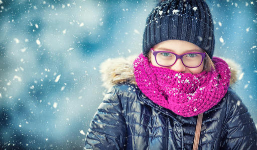 女孩和冬天寒冷的天气照片