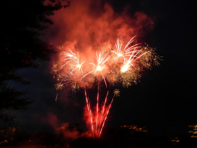 黑暗之夜的彩色烟火照片