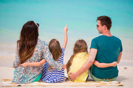 美丽的家庭和孩子在海滩上
