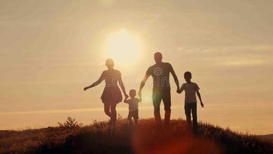 夕阳下军人敬礼剪影图片