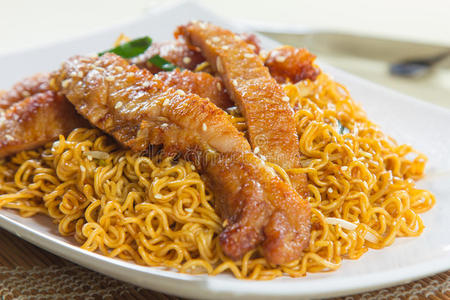 油炸厚面条照片