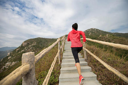 健身妇女在山上楼梯上跑步