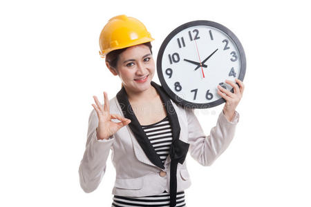 亚洲工程师女人用时钟显示正常。