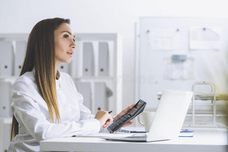 女商人 衬衫 白种人 可爱的 计算机 女孩 衣服 工作 公司
