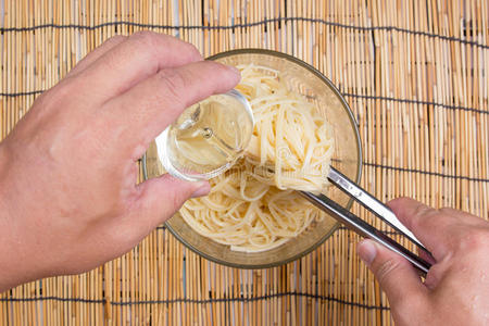 用钳子把食用油换成意大利面