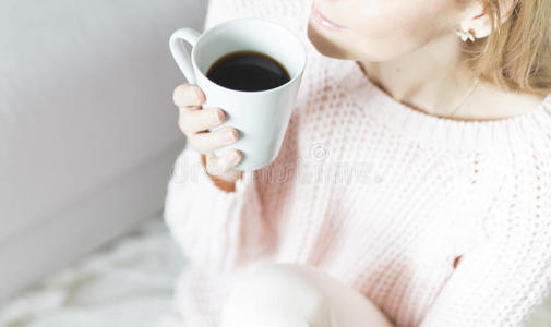 生活 放松 时间 咖啡 袜子 美女 早晨 杯子 在室内 可爱的