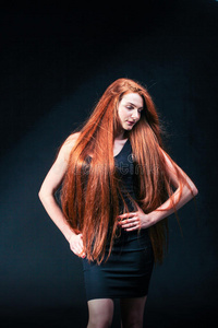 美丽的姜女孩肖像。 健康的红色长发。 漂亮的哟
