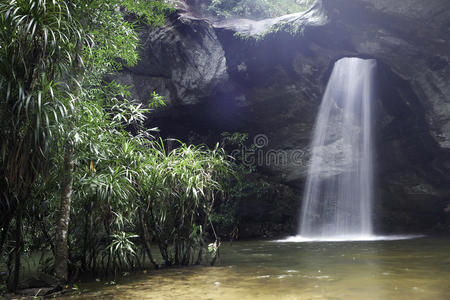 照明 坠落 旅游业 岩石 洞穴 自然 美丽的 旅行 风景