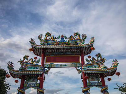 达贡雕像在神社屋顶，龙雕像在中国寺庙屋顶作为亚洲艺术