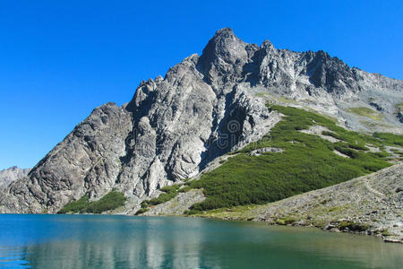 塞罗山脉岩石峰和蓝色湖泊照片