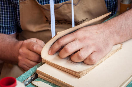 男工人装订页.照片