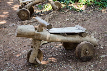 用木头做的车.照片