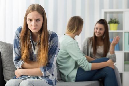 青少年 女孩 房间 歧视 谣言 失望 悲伤 麻烦 情绪 房子