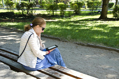 阅读 衬垫 娱乐 博客作者 计算机 闲暇 公园 奢侈 女孩