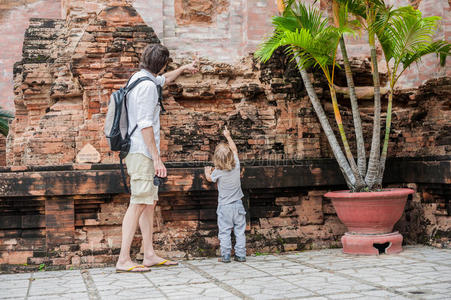 越南的父亲和蹒跚学步的儿子游客。 波纳加尔倒角。 亚洲旅游概念。
