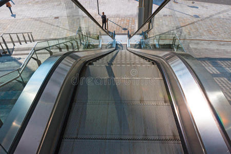 从上面的自动扶梯图片