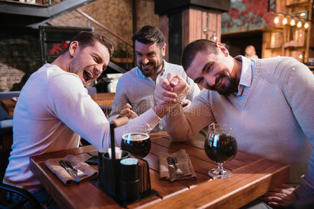 酒精 玻璃 相互作用 通信 朋友 比赛 男人 会议 配偶