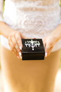 漂亮的黑色盒子，用于结婚戒指金