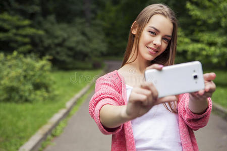 漂亮的黑发女人穿着中性的休闲装走在标准杆上