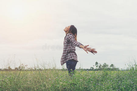 自由快乐的女孩感觉活着.照片